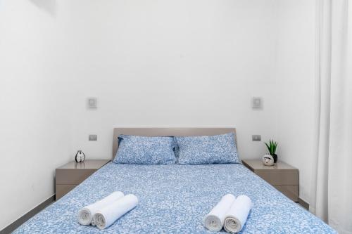 A bed or beds in a room at LE14 -Duomo-Loreto- Wifi - Central - Modern