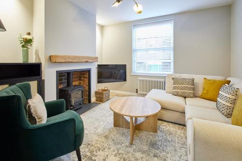 A seating area at Host & Stay - Penny Farthing Cottage