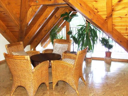 - un groupe de chaises et une table dans une pièce dans l'établissement Hotel Turrull, à Vielha e Mijaran