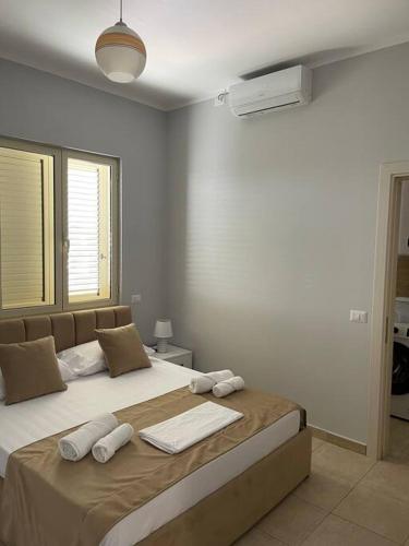 um quarto com uma cama grande e toalhas em Blue Panorama 2! em Durrës