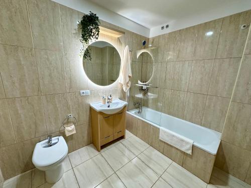 y baño con lavabo, bañera y aseo. en Ocean Duplex en San Miguel de Abona