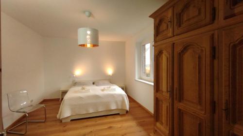 a bedroom with a bed and a window at "Haus Landgang" für Naturliebhaber, strandnah, ruhig, mit großem Garten in Pepelow