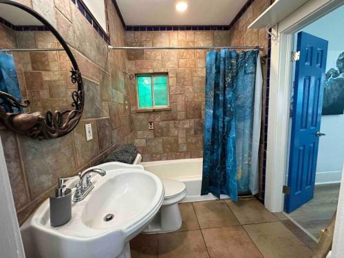 een badkamer met een wastafel, een bad en een toilet bij Luxury 1 Bd Montrose - Genova at The Italian Plaza in Houston