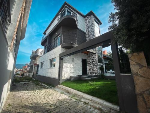 una casa con una puerta delante de ella en Taş tatil evleri, en Aydın