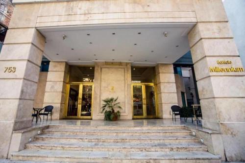 un edificio con escaleras y sillas delante en Impecable, amplio y moderno departamento en la mejor ubicacion de la Ciudad de Mendoza en Mendoza