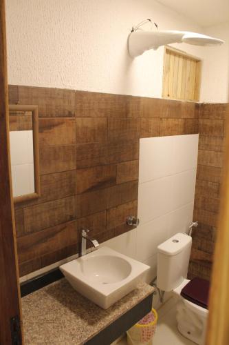 La salle de bains est pourvue d'un lavabo et de toilettes. dans l'établissement AP 10- Apart OH, à Ciudad del Este