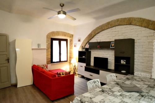 ein Wohnzimmer mit einem roten Sofa und einem Tisch in der Unterkunft Casa Kemarin in Campomarino