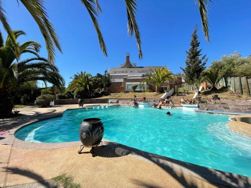 a large swimming pool with people in it at Casa Zeta in Viña del Mar