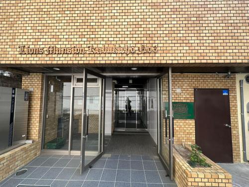 Η πρόσοψη ή η είσοδος του Kabukichō Guest House