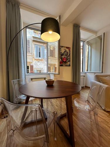 uma sala de estar com uma mesa e cadeiras e um sofá em House of the Sun in Trastevere em Roma