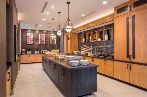 SpringHill Suites Madisonにあるキッチンまたは簡易キッチン