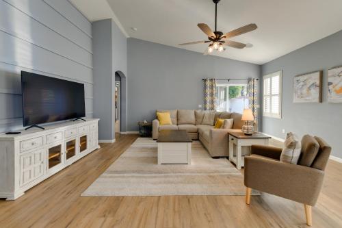 Televisyen dan/atau pusat hiburan di Putting Green and Fenced Yard Charming Gilbert Home