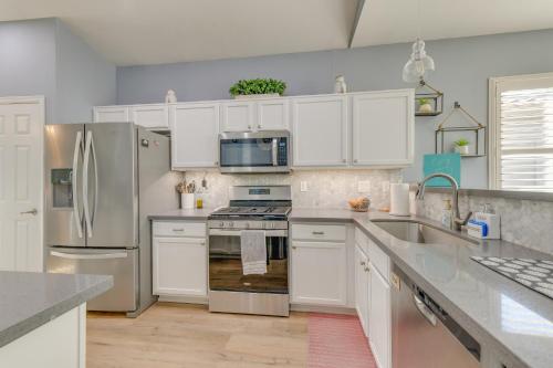 Dapur atau dapur kecil di Putting Green and Fenced Yard Charming Gilbert Home