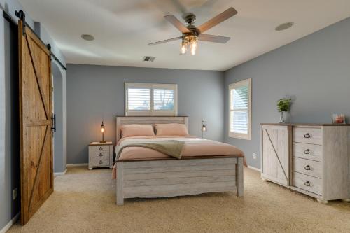 - une chambre avec un lit et un ventilateur de plafond dans l'établissement Charming Gilbert Home with Patio and Putting Green!, à Queen Creek