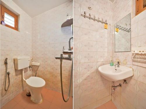 een badkamer met een douche, een toilet en een wastafel bij Villa Seafront Goa in Anjuna