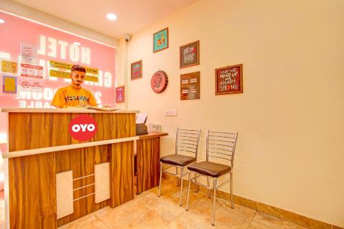 eine Bar in einem Laden mit zwei Stühlen in der Unterkunft OYO Hotel Grace Villa in Ludhiana