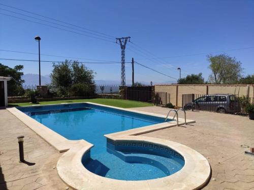 una pequeña piscina en un patio con coche en Balcón del Guadalquivir, en Baeza