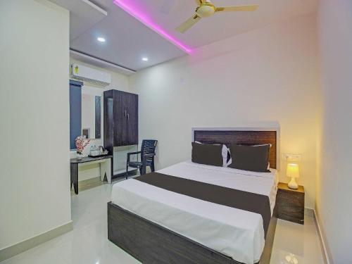 a bedroom with a bed and a desk in it at Super Collection O Hotel Mayur Inn in Hyderabad