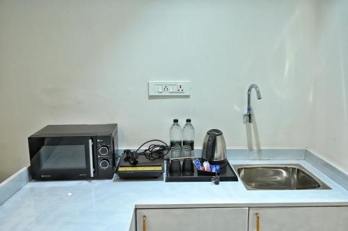 Kuchyň nebo kuchyňský kout v ubytování The One Hotel Nashik