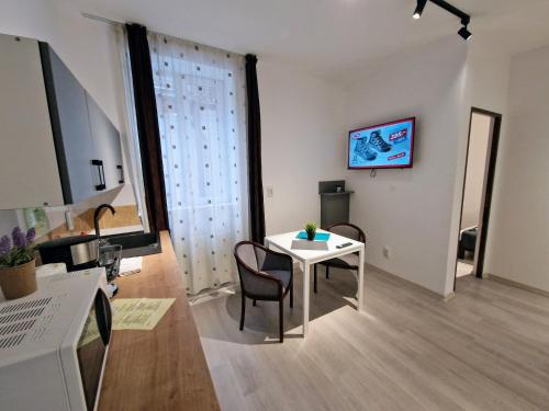 Televisyen dan/atau pusat hiburan di Main Square Apartments & More