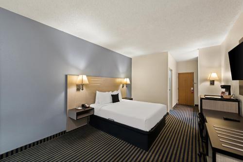 En eller flere senge i et værelse på Red Lion Inn & Suites Gretna