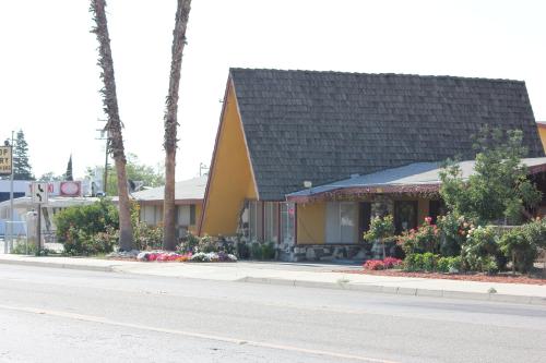 une maison sur le côté d'une rue dans l'établissement Cinderella Motel, à Wasco