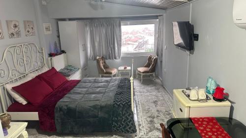 1 dormitorio con 1 cama y TV. en Με θέα το Κάστρο, en Nafpaktos