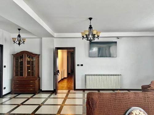 uma sala de estar com um sofá e um lustre em 4 Room Rental Unit em Marginea