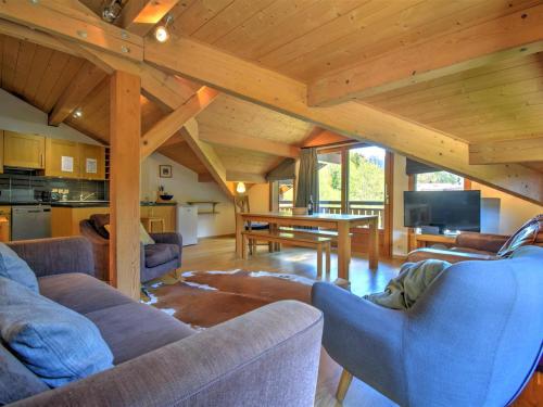 - un salon avec des canapés et une table dans une cabine dans l'établissement Bel Appartement Spacieux à Morzine - 8 Personnes, 90m², Accès Direct aux Pistes et Téléphérique - FR-1-524-109, à Morzine