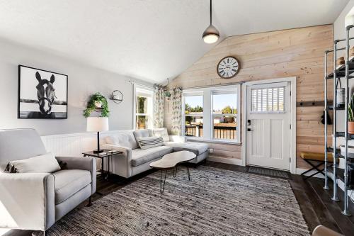 Ruang duduk di Sweet Seaview Home Near Beach and Trailhead!