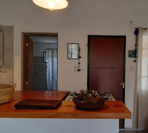 una cocina con una mesa con un tazón encima en PIQUILLIN CASA PARA DOS en Las Rabonas