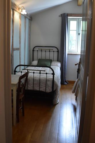 Postel nebo postele na pokoji v ubytování Gîte d'En Lébé