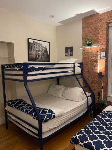 Midtown Nest 1 bedroom Self Serviced Apartment في نيويورك: غرفة نوم بسريرين بطابقين في غرفة