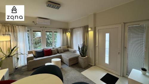 Ruang duduk di Zona Apartments 3