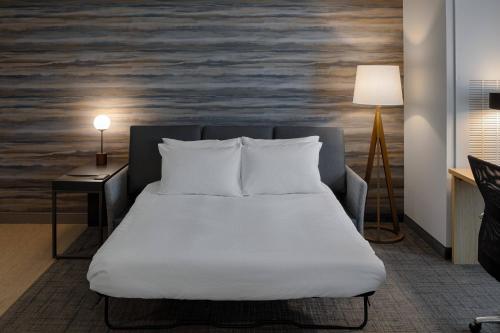 um quarto com uma cama e um quadro na parede em Residence Inn by Marriott Columbus Airport em Columbus