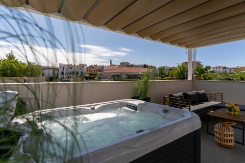 Costa Deluxe by Briskva