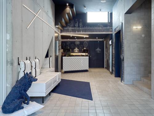 a bathroom with a dog statue in the middle of the room at KABOOM Maastricht in Maastricht