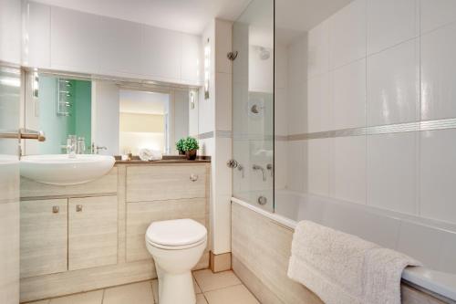 e bagno con servizi igienici, lavandino e doccia. di Crown Apartments 104 by Week2Week a Newcastle upon Tyne