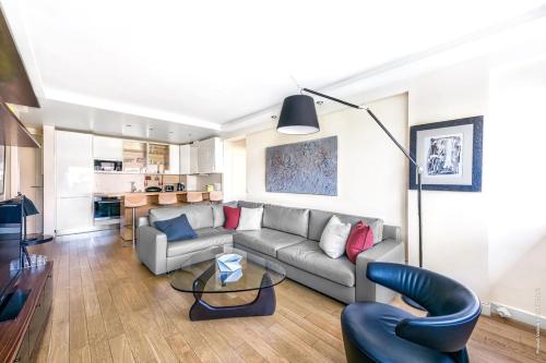 un salon avec un canapé et une table dans l'établissement Muette - Spontini 1bdr by B'Your Home, à Paris
