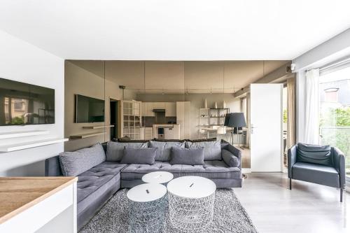 un salon avec un canapé et une table dans l'établissement Muette - Lamartine 1bdr by B'Your Home, à Paris