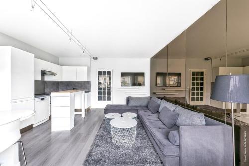un salon avec un canapé et une table dans l'établissement Muette - Lamartine 1bdr by B'Your Home, à Paris