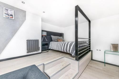 une chambre avec un lit et un miroir dans l'établissement Notre Dame des Champs - Vavin 1bdr - B'Your Home, à Paris