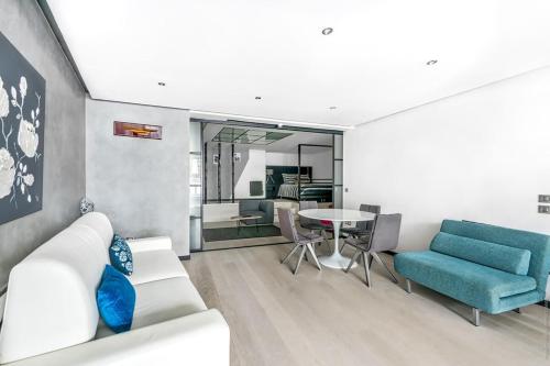 un salon avec un canapé et une table dans l'établissement Notre Dame des Champs - Vavin 1bdr - B'Your Home, à Paris