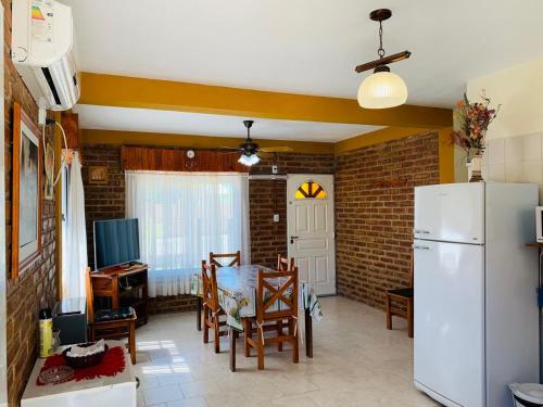Il comprend une cuisine et une salle à manger avec un réfrigérateur blanc. dans l'établissement SanVitto, à Las Grutas
