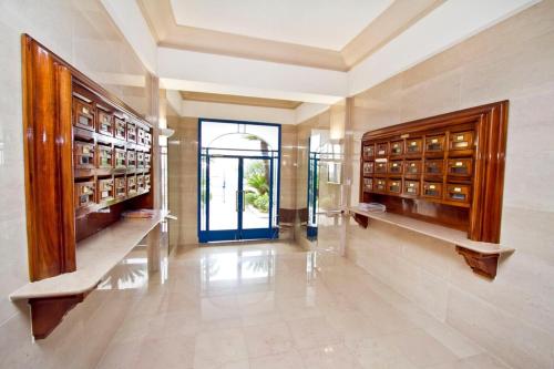 Cette grande chambre dispose d'armoires en bois et d'une porte en verre. dans l'établissement Promenade des Anglais - Sea View 2bdr, à Nice