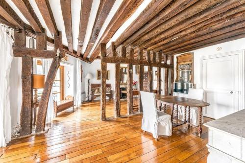 Ile Saint Louis - Quai d'Orleans 2bdr by B'Your Home