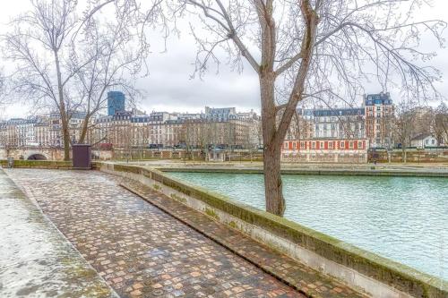 Ile Saint Louis - Quai d'Orleans 2bdr by B'Your Home