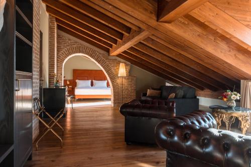 sala de estar con sofá y cama en Pavillon Suite en Peschiera del Garda