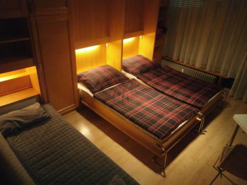 バードガシュタインにあるBad Gastein Holiday Apartmentsのベッド2台 ベッド2台&スイッター付