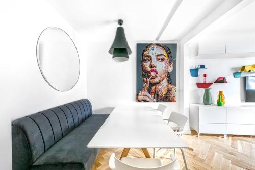 salon ze stołem i obrazem kobiety w obiekcie Muette - Faisanderie 1bdr by B'Your Home w Paryżu